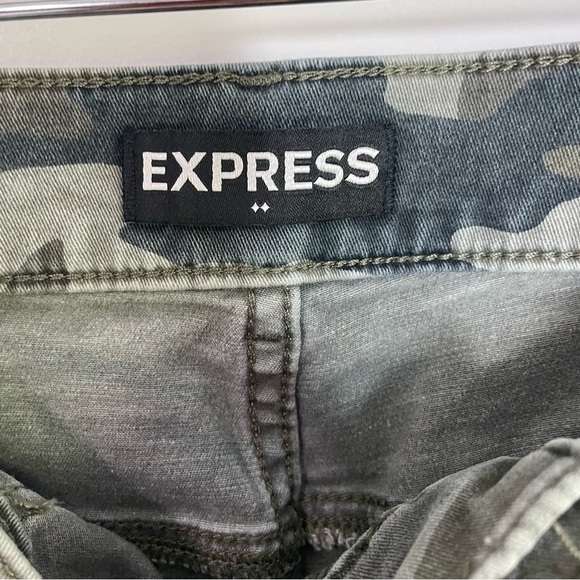 [Express] Women's Camo Print High Rise Jogger Style Straight Leg Cargo Pants - Picture 5 of 9